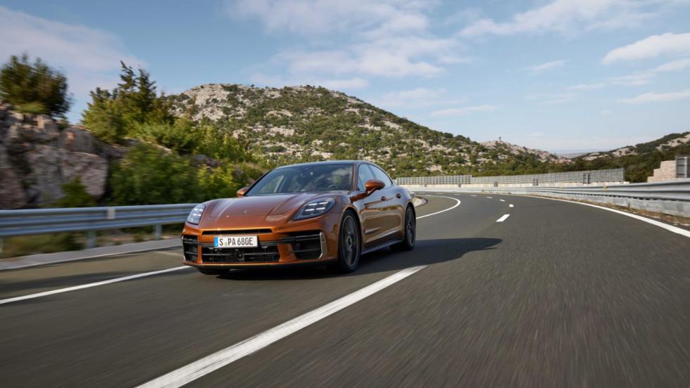 Νέα Porsche Panamera: Ήρθε με τρεις οθόνες και 4 E-Hybrid κινητήρες 